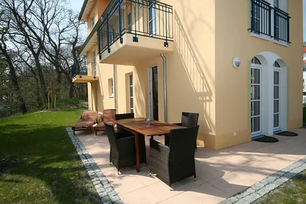 bestuhlte Terrasse mit Blick ins Grüne
