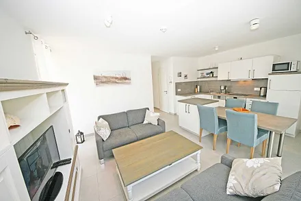 Wohnbereich mit 2 Couchen, Leselampe, Smart-TV, Blu-Ray-Player und eine Musikanlage mit DAB-Radio