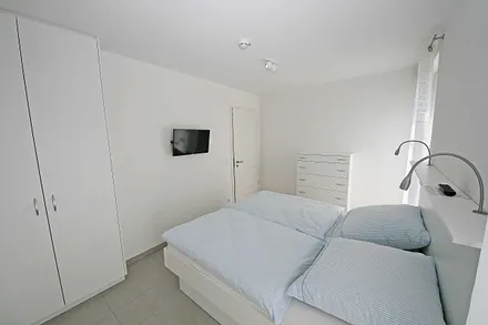 Schlafzimmer mit Doppelbett (1,80 m x 2,00 m), Flachbild TV und einem Kleiderschrank