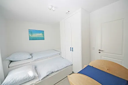Schlafzimmer mit Kojenbett (0,90 m x 2,00 m), Schreibtisch und Kleiderschrank