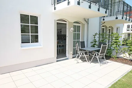 bestuhlte Terrasse (Süd/Ost) mit Sonnenschein den ganzen Tag und einem Strandkorb