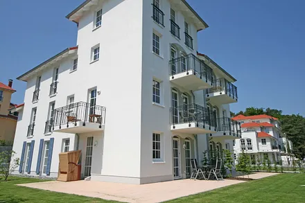 bestuhlte Terrasse (Süd/Ost) mit Sonnenschein den ganzen Tag und einem Strandkorb