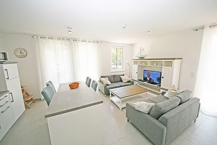 Wohnzimmer mit Couch und Esstisch