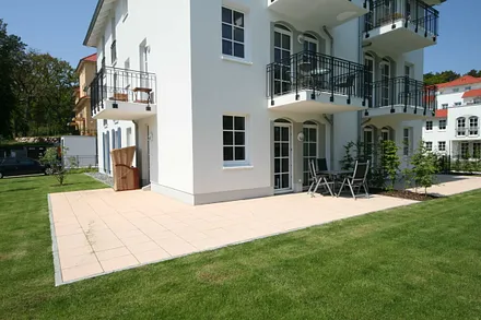 bestuhlte Terrasse (Süd/Ost) mit Sonnenschein den ganzen Tag und einem Strandkorb