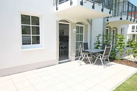 bestuhlte Terrasse (Süd/Ost) mit Sonnenschein den ganzen Tag und einem Strandkorb