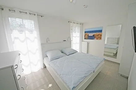Schlafzimmer mit Doppelbett (1,80 m x 2,00 m), Flachbild TV und einem Kleiderschrank