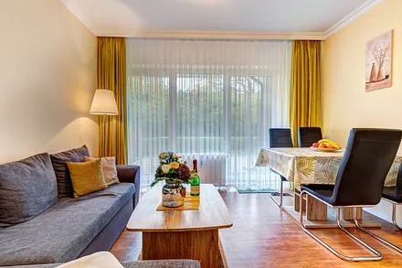 Wohnzimmer mit Schlafcouch, Essplatz, Flat-TV & Terrasse