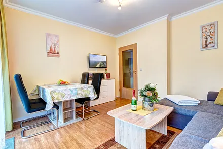 Essplatz für 4 Personen, Flat-TV, Stereoanlage & freies W-LAN