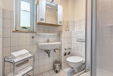 Bad mit Dusche/WC und Föhn