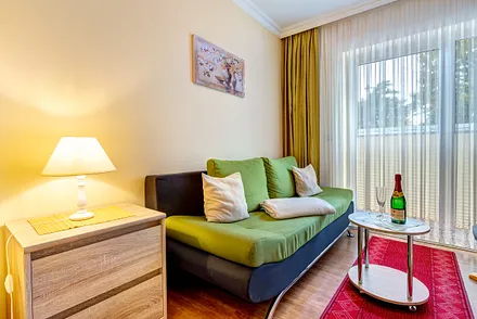 Wohnzimmer mit Terrasse, Schlafcouch & Flat-TV