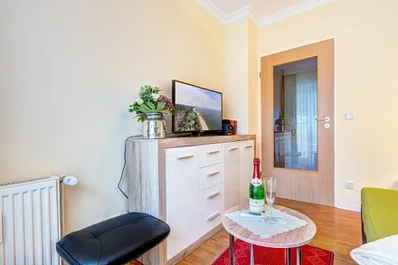 Wohnzimmer mit Flat-TV & freies W-LAN