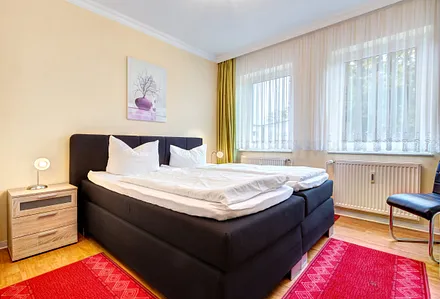 Schlafzimmer mit Doppelbett, Flat-TV, Stereoanlage und Kleiderschrank