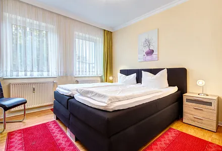 Schlafzimmer mit Doppelbett