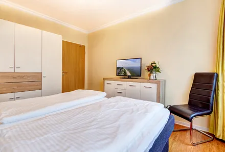 2. Flat-TV im Schlafzimmer