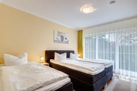 Schlafzimmer mit Doppel- und Einzelbett