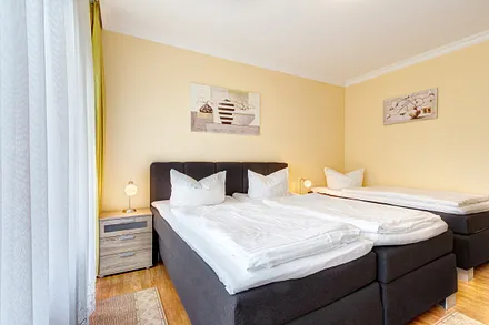 Schlafzimmer mit Doppel- und Einzelbett