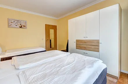 Schlafzimmer mit Doppel- und Einzelbett