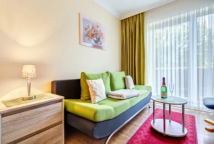 kleines Wohnzimmer mit Schlafcouch für 1 Person 