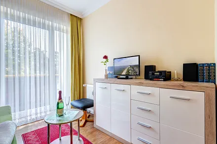 Wohnzimmer mit Flat-TV, Stereoanlage und frz. Balkon