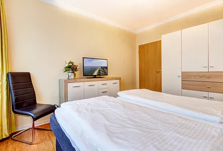 2. Flat-TV im Schlafzimmer