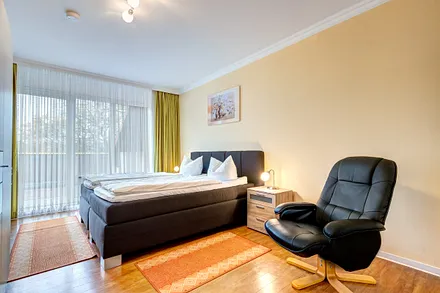 Schlafzimmer 1 mit Doppelbett und Zugang auf die Dachterrasse