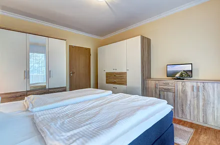 2. Flat-TV im Schlafzimmer