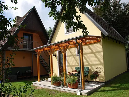 Aussenaufgang zur Ferienwohnung, im Vordergrund das separate Ferienhaus