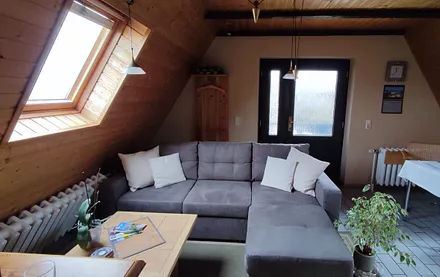 Wohnbereich mit gemütlicher Wohnlandschaft sowie Flachbild-TV mit Sat-Reciver, Radio mit CD, Spiele- und Büchersammlung