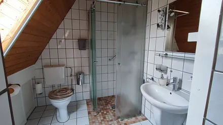 Duschbad mit ebenerdiger, hochwertiger  Echtglasdusche sowie Handtuchtrockner über Zentralheizung