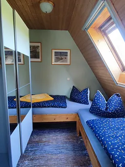 Schlafraum Betten stehen im Winkel