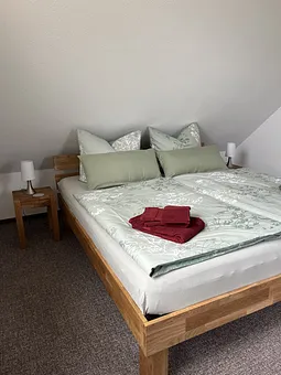 Schlafzimmer 2/2025 mit neuem Teppich und Möbel renoviert