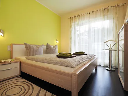 Schlafzimmer mit Doppelbett