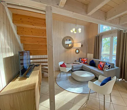 Wohnbereich mit gemütlicher Eckcouch, Smart-TV, DVD-Player und Bluetooth Soundbar