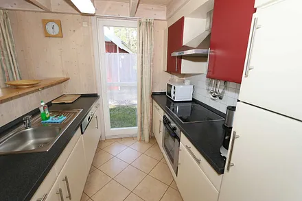 moderne Einbauküche mit Geschirrspüler, Kühlschrank mit Gefrierfach, Ceranfeld mit Backofen, Mikrowelle, Kaffeemaschine, Senseo Padmaschine, Wasserkocher, Toaster sowie diversen Küchenutensilien 