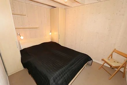 Schlafzimmer mit Doppelbett (1,60 m x 2,00 m) und Kleiderschrank