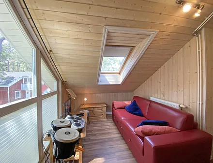 offene Galerie mit großem E-Piano,Cajón, Akustikgitarre, Notenständer, Metronom, Bongos mit Ständer, Mundharmonika, Fernseher mit Chromecast sowie eine Couch