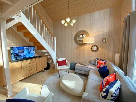 Wohnbereich mit gemütlicher Eckcouch, Smart-TV, DVD-Player und Bluetooth Soundbar