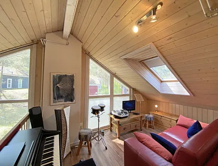 offene Galerie mit großem E-Piano,Cajón, Akustikgitarre, Notenständer, Metronom, Bongos mit Ständer, Mundharmonika, Fernseher mit Chromecast sowie eine Couch