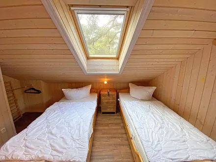 Schlafzimmer mit 2 Einzelbetten (0,90 m x 2,00 m)