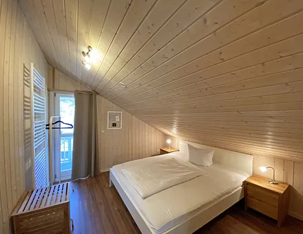 Schlafzimmer mit Doppelbett (1,80 m x 2,00 m)