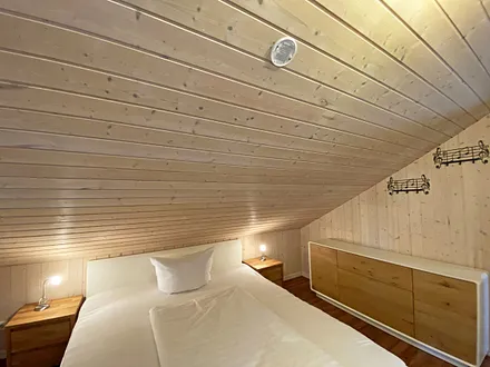 Schlafzimmer mit Doppelbett (1,80 m x 2,00 m)