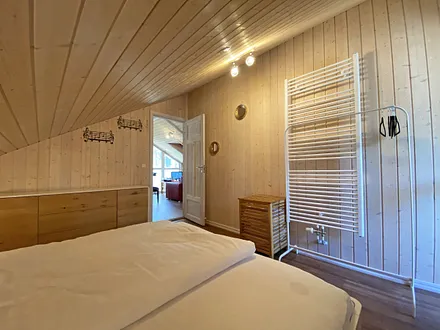 Schlafzimmer mit Doppelbett (1,80 m x 2,00 m)
