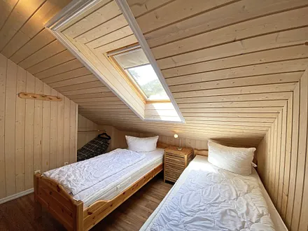 2. Schlafzimmer mit Kleiderschrank im Obergeschoss