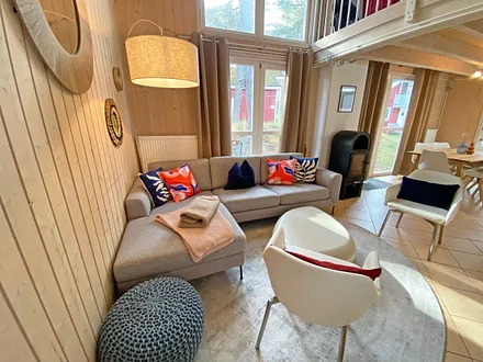 Wohnbereich mit gemütlicher Eckcouch, Smart-TV, DVD-Player und Bluetooth Soundbar