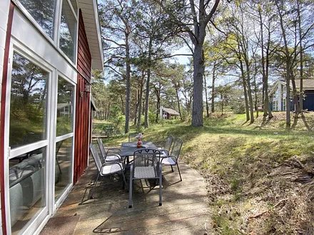 offene und bestuhlte Terrasse mit Sonnenschirm