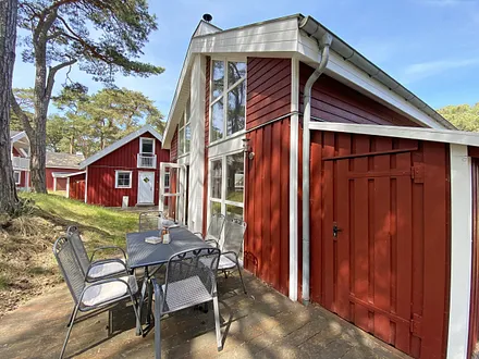 bestuhlte Terrasse und Schuppen