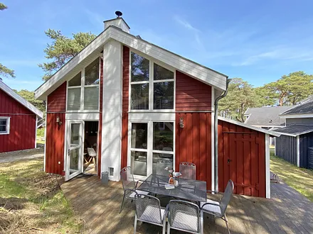 offene und bestuhlte Terrasse mit Sonnenschirm