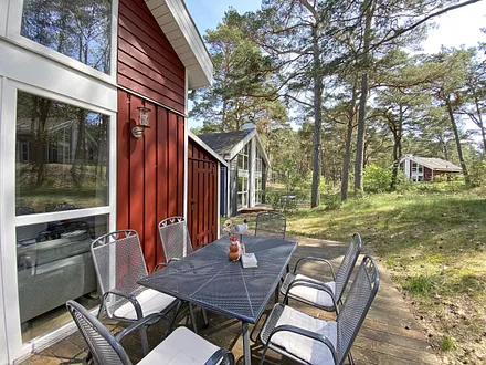 offene und bestuhlte Terrasse mit Sonnenschirm