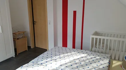 zweites Schlafzimmer mit Kinderbett