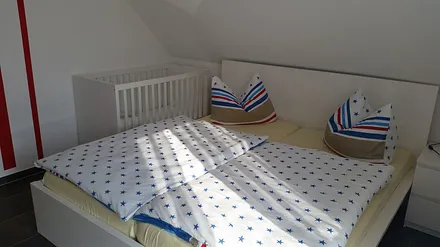 zweites Schlafzimmer mit Kinderbett